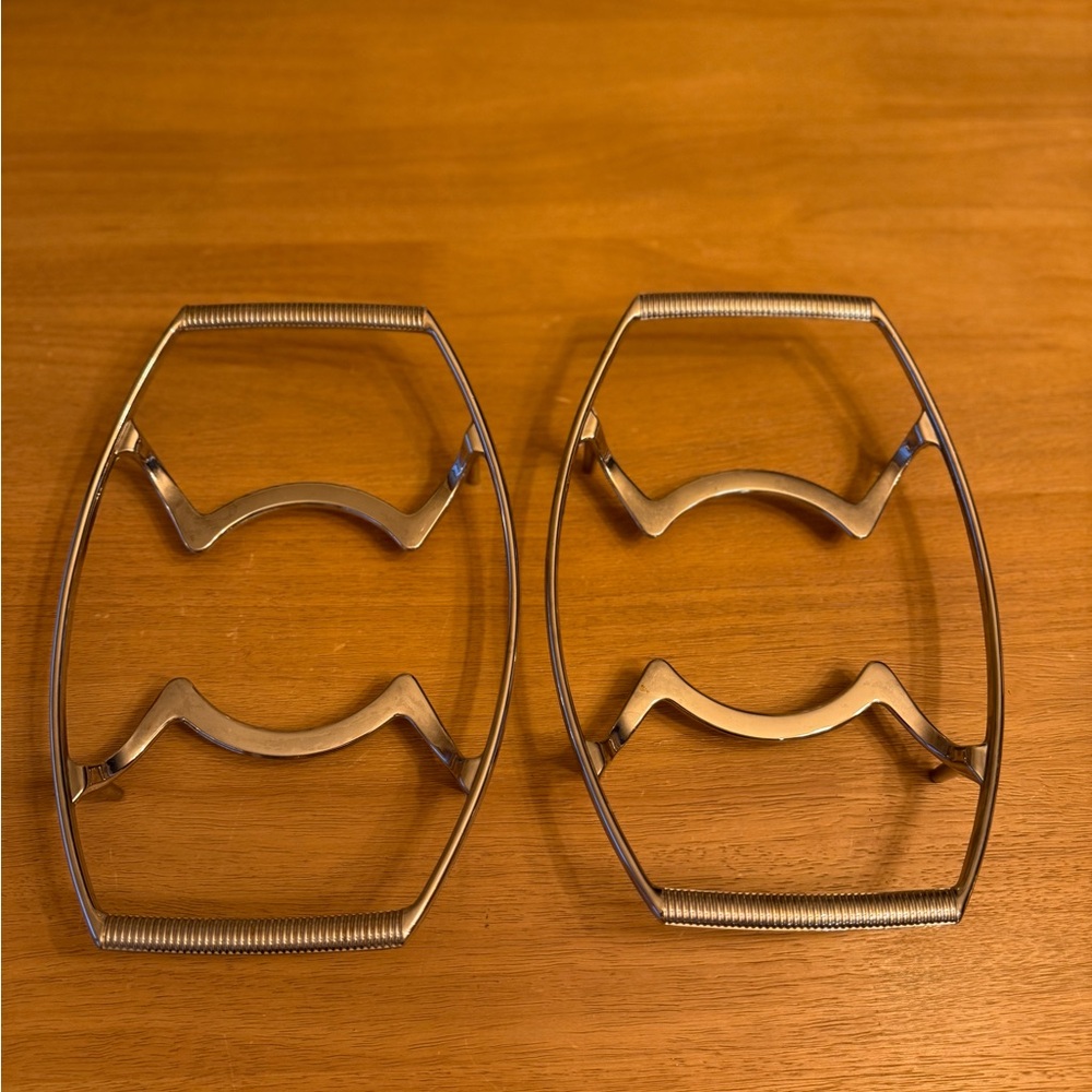 Vintage Corning Ware Metal Trivet Serving Stand Cradle(set of 2)